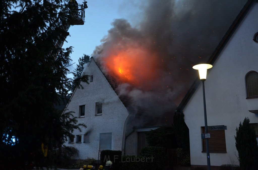 Feuer 2 Koeln Rodenkirchen Schuetzstr P025.JPG